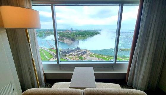 나이아가라 파크 메리어트 호텔의 폴스뷰. 호텔 방에서 이른바 '폭포멍'을 즐길 수 있다.