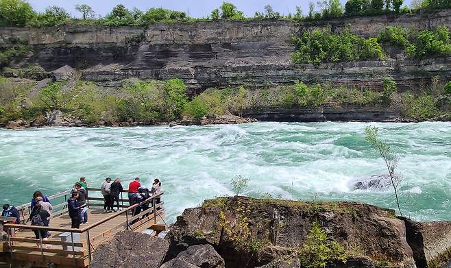 화이트 워터 워킹. 나이아가라 폭포 하류의 협곡 지대를 걷는 체험이다.