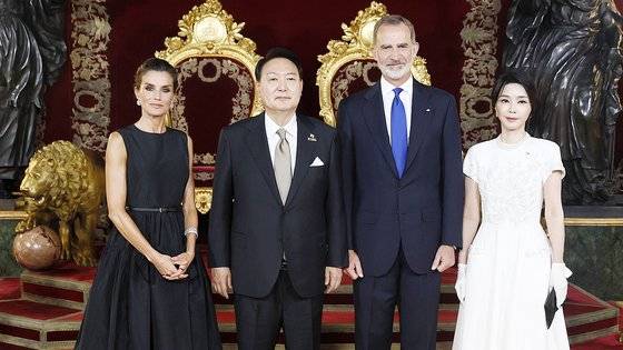 윤석열 대통령과 부인 김건희 여사가 28일(현지시간) 마드리드 왕궁에서 열린 스페인 국왕 내외 주최 갈라 만찬에서 펠리페 6세 국왕과 기념촬영하고 있다. EPA=연합뉴스