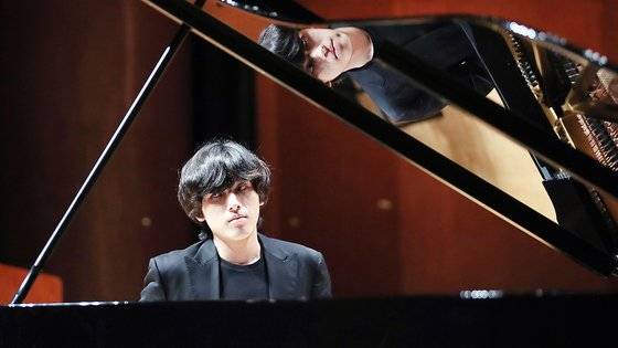 피아니스트 임윤찬이 30일 제16회 반 클라이번 콩쿠르 우승기념 기자간담회에서 피아노 연주를 하고 있다. 뉴스1