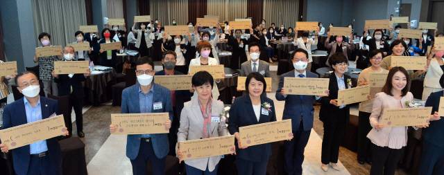 ▲ 29일 춘천 스카이컨벤션웨딩홀에서 열린 ‘민선8기 강원도 지방의원 여성 당선인 화합교례회 및 결의대회’에서 강원도 여성 당선인들이 의정활동에 임하는 마음가짐을 한 문장으로 메모보드에 작성하는 퍼포먼스를 통해 실천을 다짐하고 있다. 참석 내빈들도 이 메모보드에 여성 당선인들을 위한 축하와 희망의 메시지를 적어 퍼포먼스에 동참했다. 서영