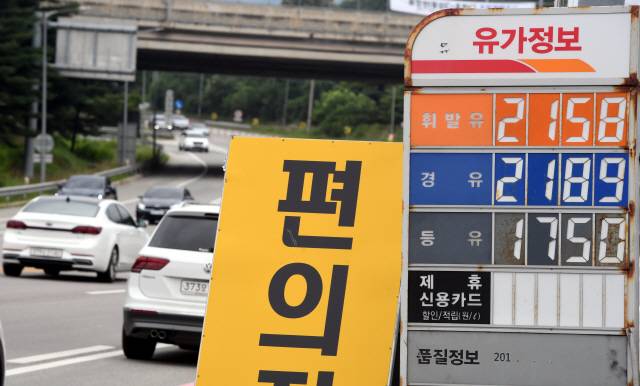 ▲ 정부가 고유가가 지속됨에 따라 유류세를 법정 최대한도인 37%까지 추가로 낮추기한 가운데 춘천의 한 주유소 휘발유와 경유가격이 2100원을 넘어섰다. 김정호