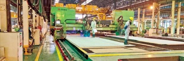 HJ중공업 영도조선소에서 근로자들이 최근 수주한 친환경 컨테이너선 제조 작업을 하고 있다.  /부산=민건태 기자