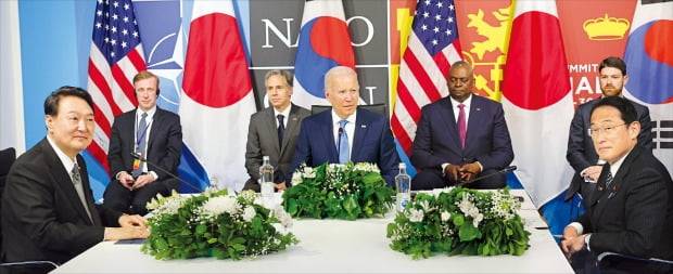 윤석열 대통령과 조 바이든 미국 대통령, 기시다 후미오 일본 총리가 29일 스페인 마드리드 전시컨벤션센터에서 정상회의를 열고 북한의 핵 위협과 미사일 도발에 대응한 안보 협력을 강화하기로 했다. 한·미·일 정상이 한 자리에 모인 것은 4년9개월 만이다.  /마드리드=김범준 기자