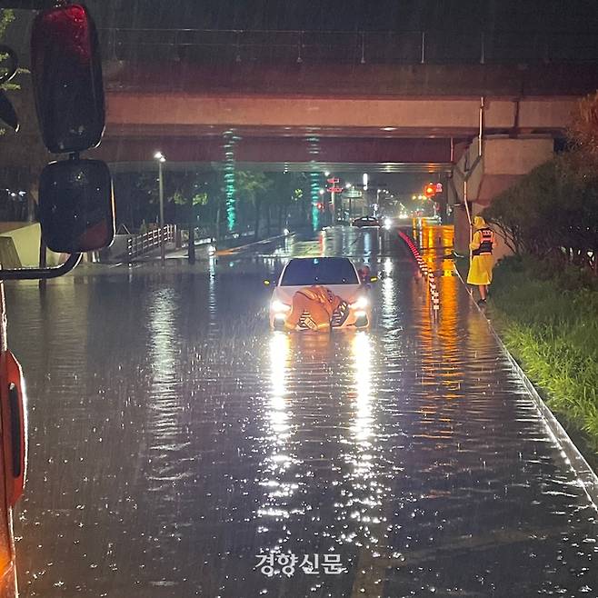 30일 오전 03시32분쯤 충주시 칠금동 한 도로가 침수된 모습. 충북소방본부 제공.