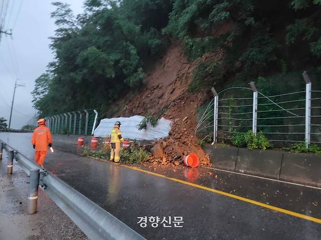 30일 오전 4시 59분쯤 강원 춘천시 서면  403번 지방도에 토사가 유출돼 2개 차로 중 1개 차로의 통행이 한때 통제됐다. 강원도소방본부 제공