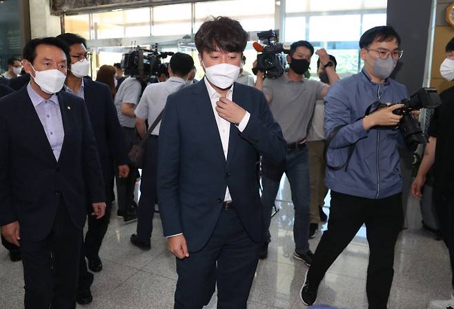 이준석 국민의힘 대표가 30일 경북 경주 월성원전의 사용후핵연료 임시저장시설(맥스터)을 방문하기에 앞서 월성원전 홍보관에 도착하고 있다. 연합뉴스