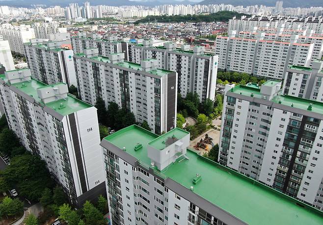 30일 오후 대전 서구 둔산동의 한 아파트 단지 모습. 국토교통부는 이날 대구와 대전, 경남 지역 6개 시군구에 대한 투기과열지구 지정을 해제한다고 밝혔다.  연합뉴스