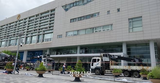 민선 8기 출범을 하루 앞둔 30일 광주광역시청 청사 벽면에 붙어있던  민선 7기에 사용한 시정 구호가 철거됐다. 강현석 기자.