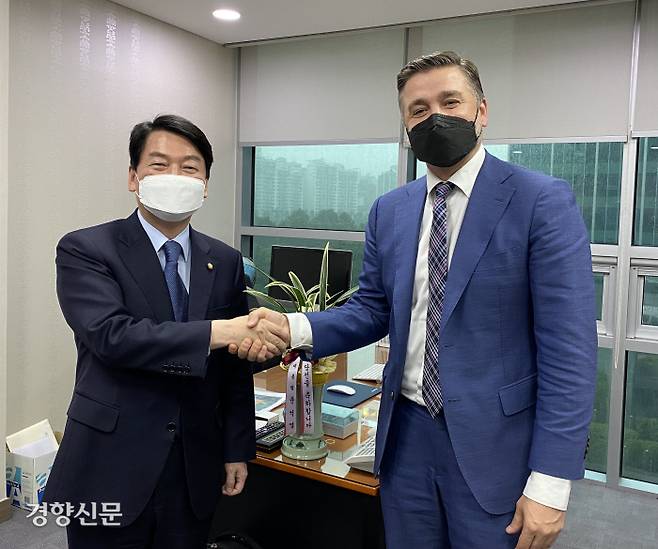 안철수 국민의힘 의원이 30일 국회 의원회관에서 스텐 슈베데 주한 에스토니아 대사와 만나 악수를 하고 있다. 안철수 의원측 제공.