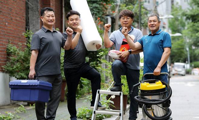 지난 달 28일 서울 성북구 6호선 월곡역 인근에서 ‘종암동 청년회’ 회원들이 집수리 봉사에 쓰이는 각종 도구들을 들고 서 있다. 왼쪽부터 권현, 김희상, 김정국, 이희갑씨. 김창길 기자