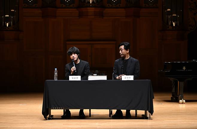 Pianist Lim Yun-chan and K-Arts professor Sohn Min-soo (right)&nbsp;talks during a press conference on Thursday. (Im Se-joon/The Korea Herald)