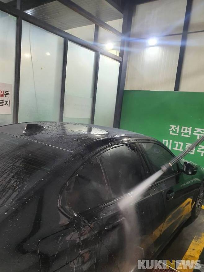 본격적인 세차에 앞서 차량에 고압수를 뿌리고 있는 모습.