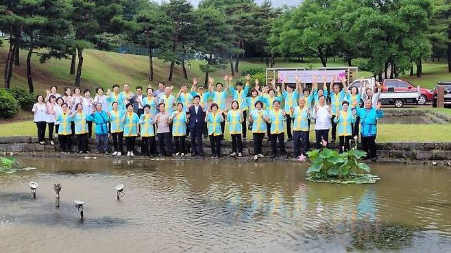 29일 백제연못에서 제21회 무령왕 탄생제 기리는 한국과 일본의 참석자들이 모여 기념 촬영을 했다. 사진=오명규 기자.