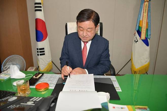 군수 사무인수인계서에 서명하는 황선봉 예산군수. 사진=예산군.