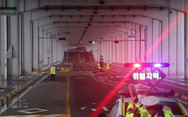 30일 오전 서울 잠수교 남단에서 경찰이 한강 수위 상승으로 차량 출입을 통제하고 있다. 연합뉴스