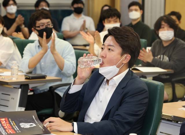 이준석 국민의힘 대표가 27일 국회 의원회관에서 최재형 의원실 주최로 열린 '반지성 시대의 공성전' 세미나에서 물을 마시고 있다.