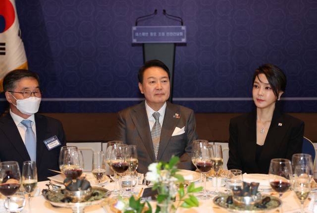윤석열 대통령과 김건희 여사가 29일(현지시간) 스페인 마드리드 만다린 오리엔탈 리츠호텔에서 열린 동포 만찬간담회에 참석하고 있다. 연합뉴스