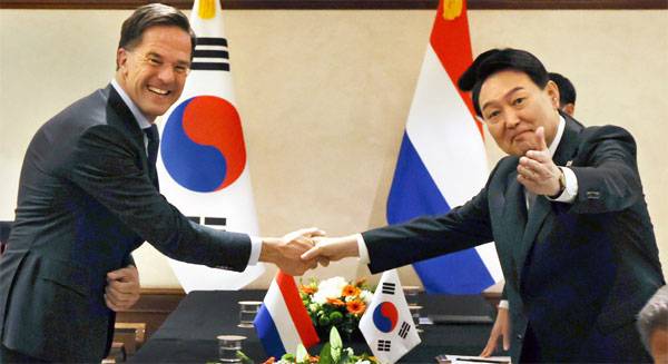 윤석열 대통령(오른쪽)과 마르크 뤼터 네덜란드 총리가 29일(현지시간) 스페인 마드리드 시내의 한 호텔에서 열린 한·네덜란드 정상회담에서 악수하며 취재진들을 향해 포즈를 취하고 있다. 네덜란드는 세계 최대 반도체 장비 업체 중 하나인 ASML이 있어 반도체 공급난이 심화된 상황에서 공조가 필요한 국가로 꼽힌다. [마드리드 = 이승환 기자]