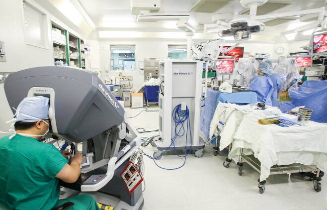 김용희 서울아산병원 식도암센터장(흉부외과 교수·왼쪽 아래)이 식도암 환자에게 다빈치 로봇을 이용한 식도 절제 수술을 시행하고 있다.
