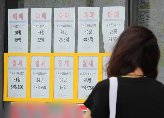 (서울=뉴스1) 장수영 기자 = 28일 서울 강남구에 위치한 한 공인중개사 사무소에 아파트 매매 및 전·월세 가격표가 적혀 있다.   KB부동산 리브온에 따르면 6월 수도권 아파트 월세지수는 103.6을 기록, 5월 대비 0.6포인트(p) 상승해 수도권 월세지수 역대 최고치를 갱신했다.   최근 기준금리 인상 등 여파로 전세 대출 이자가 월세를 넘어서는 역전 현상도 나타나 전세 대신 월세를 원하는 세입자가 늘어나고 있다. 2022.6.28/뉴스1