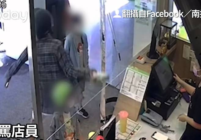 대만의 한 카페에서 남성이 잘못 나온 음료를 밖으로 집어 던졌다. /사진=이티투데이