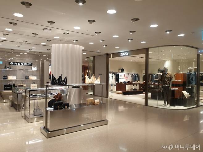 롯데백화점 본점 2층 여성 해외패션관 엘리든 매장 전경 /사진=이재은 기자