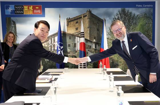 (마드리드=뉴스1) 오대일 기자 = 윤석열 대통령이 30일 오전(현지시간) 스페인 마드리드 이페마(IFEMA) 컨벤션센터에서 페트르 피알라 체코 총리와 정상회담에 앞서 악수하고 있다. (대통령실사진기자단) 2022.6.30/뉴스1