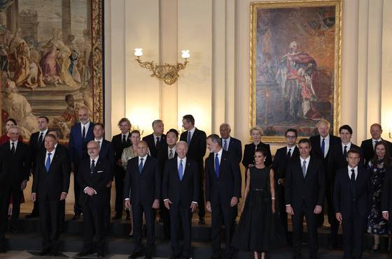 윤석열 대통령이 28일(현지시간) 스페인 마드리드 왕궁에서 열린 스페인 국왕 내외 주최 갈라 만찬에서 각국 정상들과 기념촬영을 하고 있다. (대통령실사진기자단) /사진=뉴스1