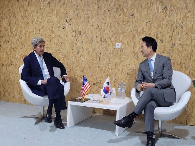 장성민 대통령실 정책조정기획관과 존 케리 미국 기후 특사 /사진제공=외교부