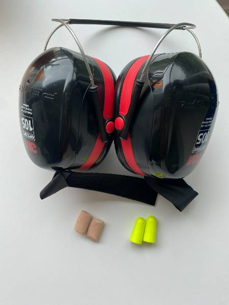 영화의 소리를 차단하기 위해 썼던 귀덮개와 귀마개. 그러고도 소리가 뚫고 들어와 결국 이어폰의 음악을 켜고 귀덮개를 덮었다. 다른 관객에게 이어폰 소리가 새어나가지 않게 엄밀히 체크했다./사진=남형도 기자