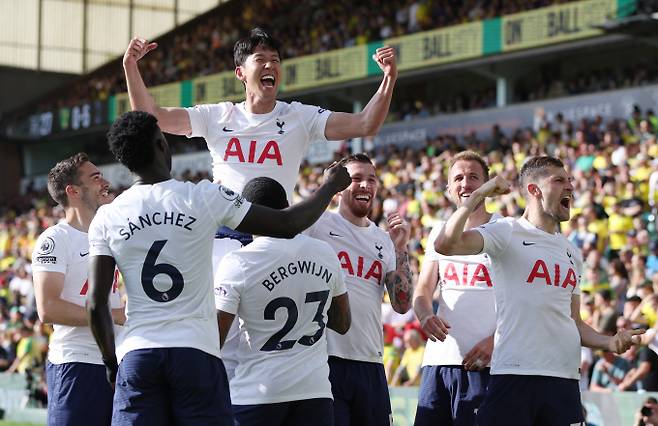 국내에서 경기를 치르기 위해 토트넘 홋스퍼 선수단이 다음달 10일 방한한다. 사진은 올시즌 최종전서 손흥민이 골 넣자 기뻐하는 토트넘 선수들. /사진=로이터