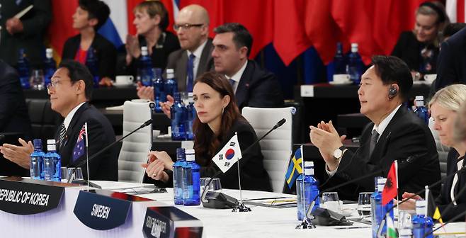 한일 정상이 북대서양조약기구(NATO·나토) 정상회의에 참석해 양국의 관계 개선 의지를 확인했다. 사진은 윤석열 대통령(오른쪽)이 지난 29일(현지시각) 스페인 마드리드 이페마 컨벤션센터에서 열린 동맹국·파트너국 정상회의에서 박수를 치는 모습. 왼쪽은 기시다 후미오 일본 총리. /사진=뉴스1