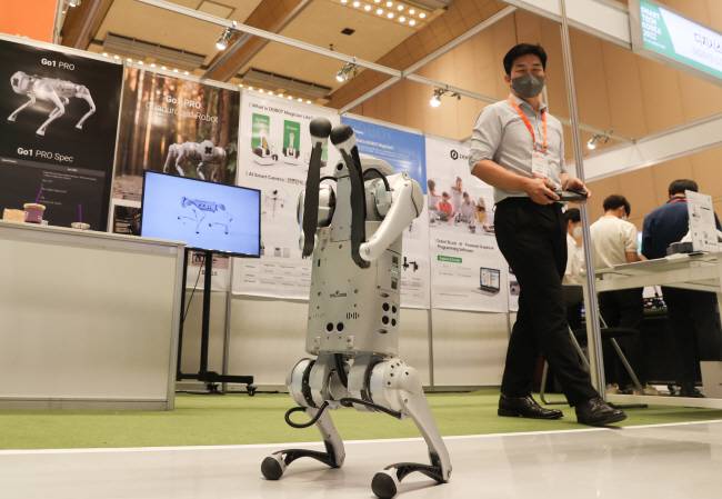 지난 8일 서울 강남구 삼성동 코엑스에서 열린 제11회 스마트테크 코리아에서 한 참가 업체 관계자가 ‘강아지 로봇’을 시연하고 있다. 연합뉴스