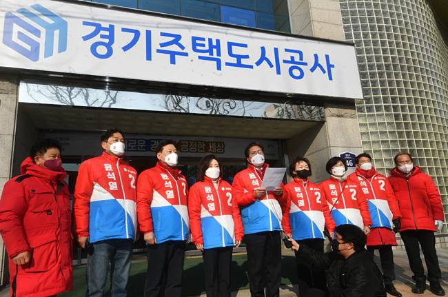 국회 국토교통위원회, 산업통상자원중소벤처기업위원회 소속 의원들이 지난 2월 21일 경기 수원시 권선구 경기주택도시공사 앞에서 항의 방문 이유를 설명하고 있다. 뉴시스