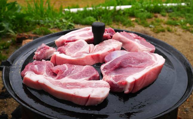 솥뚜껑삼겹살. 무쇠 솥뚜껑 위에 삼겹살을 올려 굽는 게 유행처럼 번지면서, 이제는 아예 솥뚜껑의 재질과 모양을 그대로 본뜬 불판이 나온다.