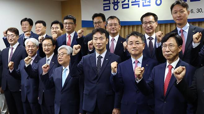 이복현 금융감독원장(앞줄 오른쪽 세번째)이 30일 오전 서울 종로구 생명보험교육문화센터에서 열린 보험회사 CEO 간담회에서 기념촬영을 하고 있다. 연합뉴스