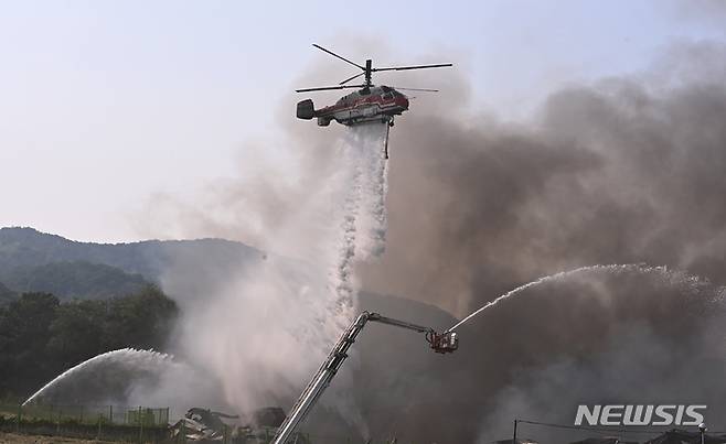 [이천=뉴시스] 김종택기자 = 지난달 23일 경기도 이천시 마장면 한 물류센터에서 화재가 발생해 소방헬기가 진화작업을 벌이고 있다. 2022.05.23. jtk@newsis.com