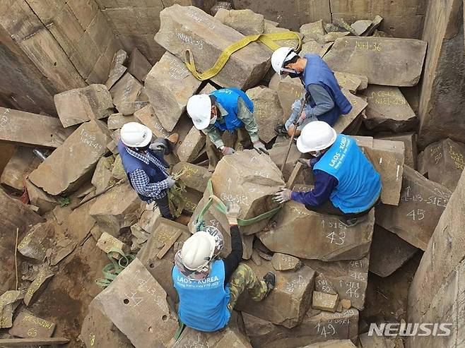 [서울=뉴시스] 홍낭시다 붕괴부재 해체조사 과정. (사진=한국문화재재단 제공) 2022.06.30. photo@newsis.com *재판매 및 DB 금지