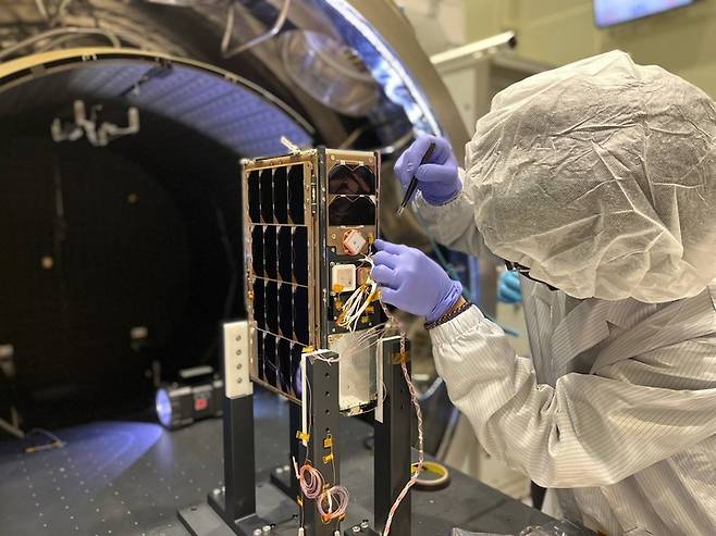 [광주=뉴시스] 김혜인 기자 = 조선대에서 개발한 큐브위성 2(STEP Cube Lab-II). 2022.06.15.(사진=조선대 제공) photo@newsis.com *재판매 및 DB 금지