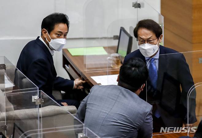 [서울=뉴시스] 정병혁 기자 = 오세훈 서울시장과 조희연 서울시교육감이 지난 21일 오후 서울 중구 서울시의회에서 열린 제308회 정례회 2차 본회의에 참석하고 있다. 2022.06.30. jhope@newsis.com