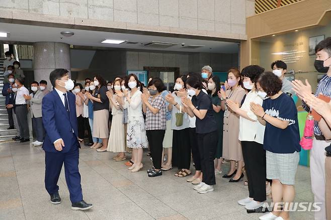 직원들의 환송을 받으며, 시청사를 떠나는 한대희 시장.