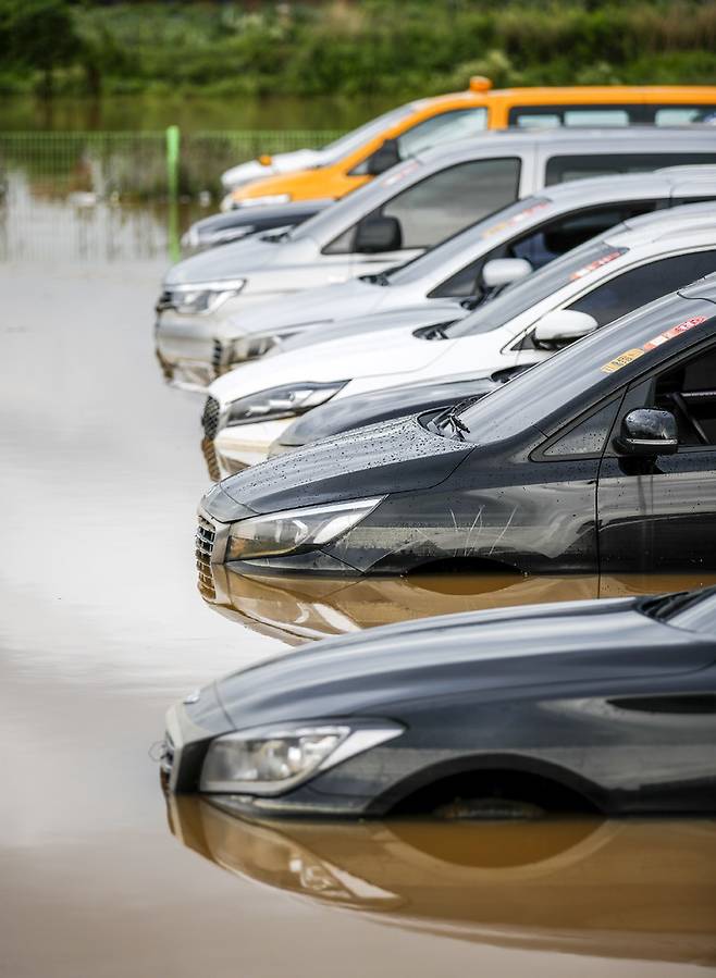 [수원=뉴시스] 정병혁 기자 = 서울을 비롯한 수도권에 많은 비가 내린 30일 오후 경기 수원시 권선구 한 중고차 매매단지의  차량들이 물에 잠겨 있다. 2022.06.30. jhope@newsis.com