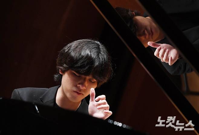 제16회 반 클라이번 콩쿠르에서 우승을 차지한 피아니스트 임윤찬이 30일 오후 서울 서초구 한국예술종합학교 서초캠퍼스 이강숙홀에서 기자간담회 전 연주를 하고 있다. 황진환 기자