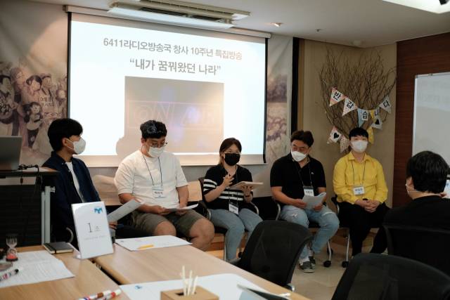 ▲워크숍에서 청소노동자 문제 사회적 합의 기구 가상 인터뷰를 진행하는 수강생들 ⓒ노회찬재단 제공
