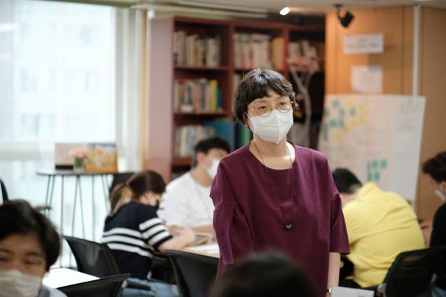 ▲노회찬 정치학교 7주차 수업에서 참여형 워크숍을 진행하고 있는 오진아 소셜 디자이너 두잉 대표 ⓒ노회찬재단 제공