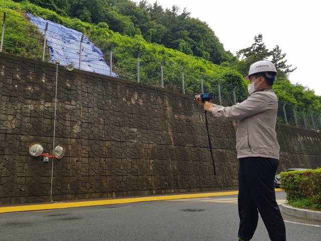 ▲경남에너지가 집중 호우시 가스 사고 방지를 위해 공동주택 내 옹벽 균열 상태와 입상배관 가스누출을 점검하고 있다.    ⓒ경남에너지