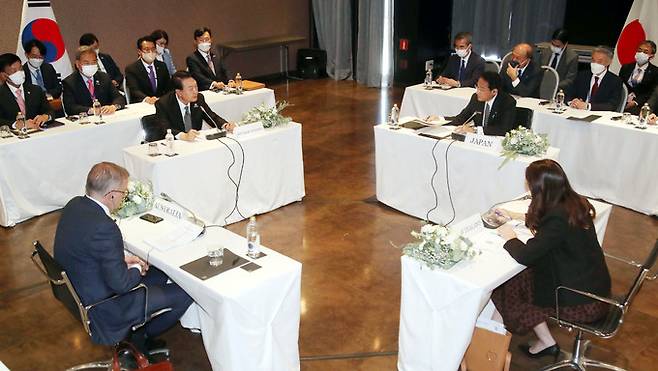 윤석열 대통령이 29일(현지시간) 스페인 마드리드의 한 호텔에서 열린 아태 파트너 4국 정상회동에 참석해 발언하고 있다. 윤 대통령 오른쪽 시계방향으로 기시다 후미오 일본 총리, 저신다 케이트 로렐 아던 뉴질랜드 총리, 앤서니 노먼 알바니지 호주 총리.&nbsp; &nbsp;마드리드=이재문 기자