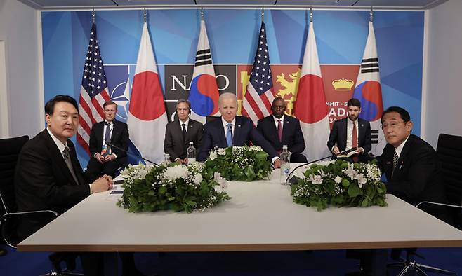 한미일 3국 정상이 29일(현지 시간) 스페인 마드리드 이페마 국제회의장에서 정상회담을 하고 있다. 왼쪽부터 윤석열 대통령, 조 바이든 미국 대통령, 기시다 후미오 일본 총리. 대통령실사진기자단