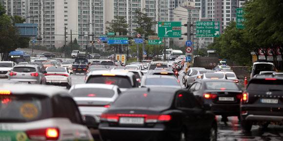 호우경보가 내려진 30일 오전 서울 성동구 성수대교 북단 인근 도로가 동부간선도로 통제로 인해 출근길 정체를 빚었다. 뉴시스